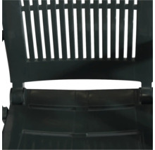 Detailansicht eines dunkelgrünen Gartenklappstuhls aus Kunststoff mit lamellierter Rückenlehne.