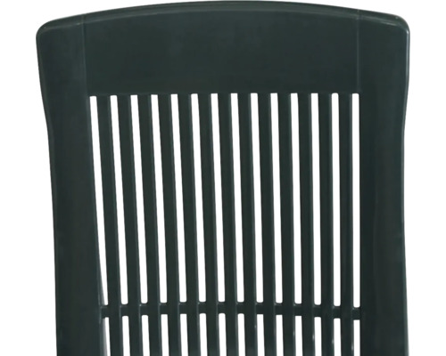 Rückenlehne eines Gartenstuhls aus Kunststoff mit vertikalen Streben.