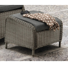 Geflochtener Hocker mit Polsterauflage, Sonnenbrille und Tuch