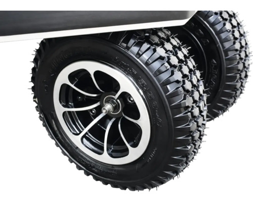 Detailaufnahme von zwei Rädern mit Reifenprofil