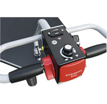 Steuerkonsole mit Not-Aus-Schalter und Bedienelementen