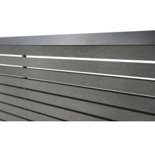 Detailansicht eines Zaunelements mit horizontalen Lamellen