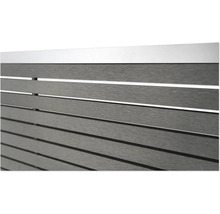 Nahaufnahme von Zaunelementen aus grauem Kunststoff