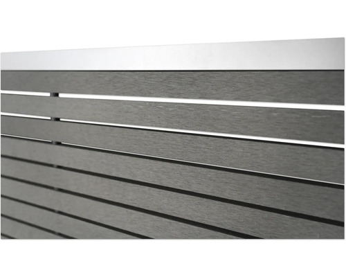 Nahaufnahme von Zaunelementen aus grauem Kunststoff