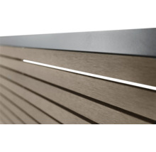 Detailansicht einer Holzfassade mit horizontalen Paneelen und Metallabdeckung.