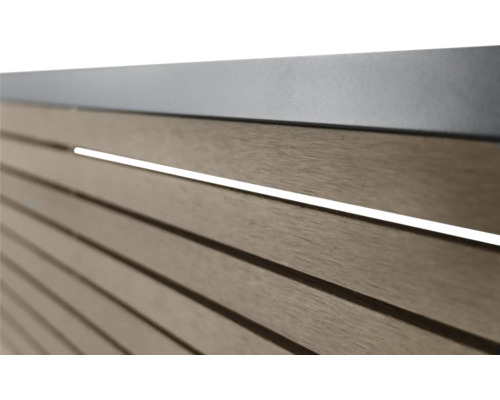 Detailansicht einer Holzfassade mit horizontalen Paneelen und Metallabdeckung.