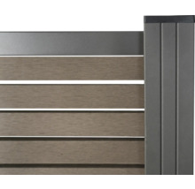 Detailansicht eines Zaunelements mit Holzlatten und einem Metallpfosten