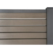 Detailansicht eines Zauns mit horizontalen Latten und einer grauen Pfostenkonstruktion