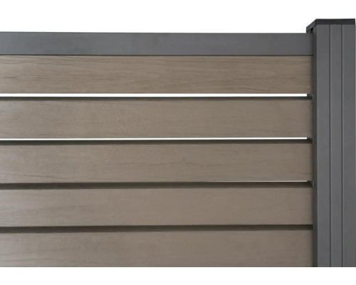 Detailansicht eines Zauns mit horizontalen Latten und einer grauen Pfostenkonstruktion