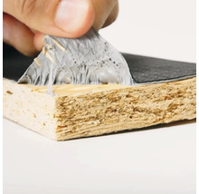 Nahaufnahme einer Hand, die eine Schutzfolie von einer beschichteten Holzplatte abzieht