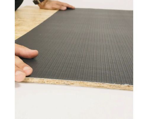 Detailansicht einer Trittschalldämmplatte, die auf einer Holzplatte liegt