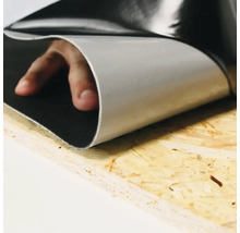 Flexible Abdichtungsbahn wird auf einer Holzoberfläche verlegt