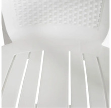 Detailansicht eines weißen Gartenstuhls aus Kunststoff mit Latten-Sitzfläche und geflochtener Rückenlehne.