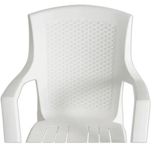 Gartenstuhl aus Kunststoff in Weiß mit Armlehnen und Rückenlehne in Flechtoptik.