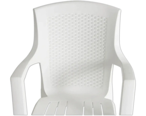 Gartenstuhl aus Kunststoff in Weiß mit Armlehnen und Rückenlehne in Flechtoptik.