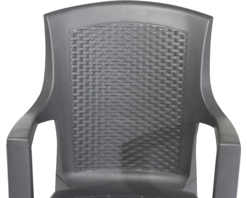 Stapelstuhl aus Kunststoff mit Rückenlehne in Flechtoptik und Armlehnen.