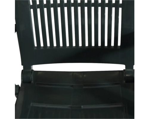 Detailansicht der Rückenlehne mit Latten und Sitzfläche eines Gartenstuhls aus anthrazitfarbenem Kunststoff.