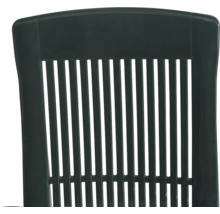 Rückenlehne eines Gartenstuhls aus Kunststoff mit vertikalen Lamellen.