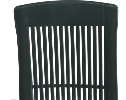 Rückenlehne eines Gartenstuhls aus Kunststoff mit vertikalen Lamellen.