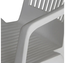 Gartenstuhl aus weißem Kunststoff mit Armlehne und geriffelter Sitzfläche