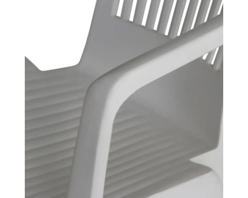 Gartenstuhl aus weißem Kunststoff mit Armlehne und geriffelter Sitzfläche