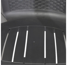 Nahaufnahme eines anthrazitfarbenen Gartenstuhls aus Kunststoff mit Lamellensitz und Rückenlehne in Flechtoptik.