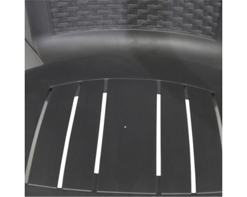 Nahaufnahme eines anthrazitfarbenen Gartenstuhls aus Kunststoff mit Lamellensitz und Rückenlehne in Flechtoptik.