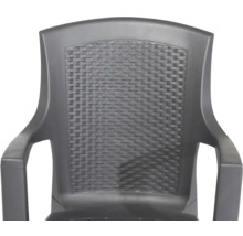 Rückenlehne eines Gartenstuhls aus Kunststoff mit dekorativem Geflecht-Muster in Anthrazit.