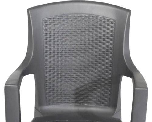Rückenlehne eines Gartenstuhls aus Kunststoff mit dekorativem Geflecht-Muster in Anthrazit.