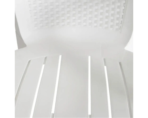 Detailansicht eines weißen Gartenstuhls aus Kunststoff mit Latten-Sitzfläche und geflochtener Rückenlehne.