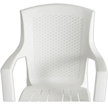 Weißer Gartenstuhl aus Kunststoff mit Armlehnen und Gittermuster in der Rückenlehne.