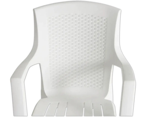 Weißer Gartenstuhl aus Kunststoff mit Armlehnen und Gittermuster in der Rückenlehne.