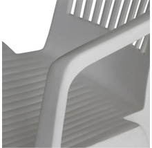 Detailansicht der Armlehne eines Gartenstuhls aus Kunststoff mit geriffelter Oberflaeche an Sitz und Rueckenlehne.