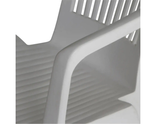Detailansicht der Armlehne eines Gartenstuhls aus Kunststoff mit geriffelter Oberflaeche an Sitz und Rueckenlehne.