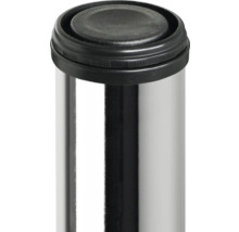 Detailaufnahme eines Standfußes mit schwarzem Stopper und silberfarbenem Rohr