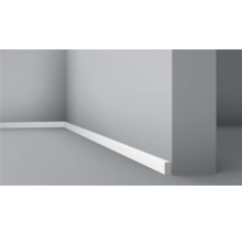 Weiß lackierte Sockelleiste an einer Wand montiert