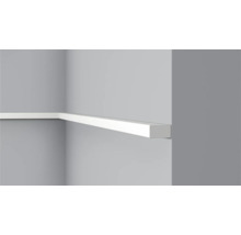 Wandregal an einer grauen Wand