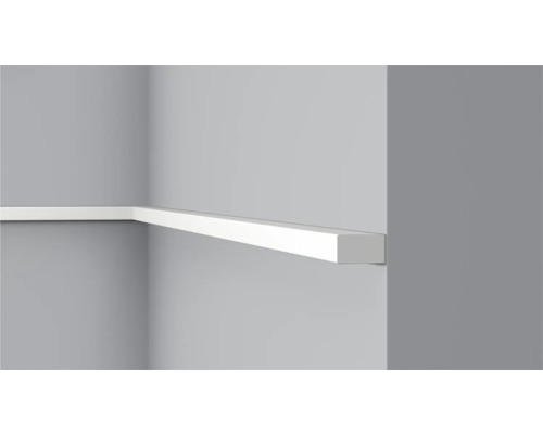 Wandregal an einer grauen Wand