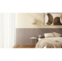 Schlafzimmer mit Bett, Nachttisch, Wandpaneel und Lampe