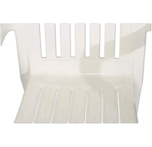 Nahaufnahme der Sitzfläche und Rückenlehne eines weißen Gartenstuhls aus Kunststoff mit vertikalen Lamellen.