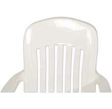 Weiße Rückenlehne eines Gartenstuhls aus Kunststoff mit vertikalen Streben.