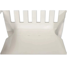 Nahaufnahme der Sitzfläche und der Rückenlehnenstreben eines weißen Gartenstuhls aus Kunststoff.