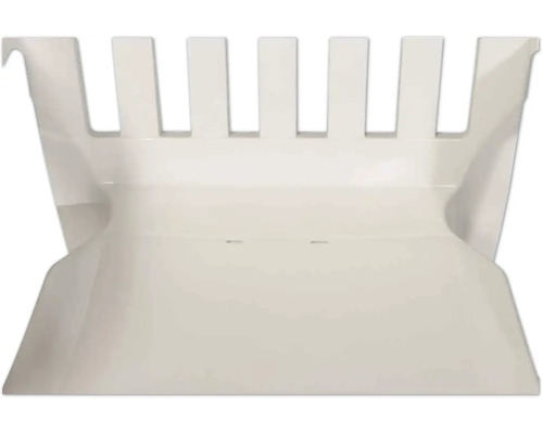 Nahaufnahme der Sitzfläche und der Rückenlehnenstreben eines weißen Gartenstuhls aus Kunststoff.