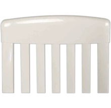 Nahaufnahme einer weißen Möbel-Rückenlehne mit vertikalen Streben und abgerundeter Oberkante.