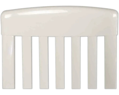 Nahaufnahme einer weißen Möbel-Rückenlehne mit vertikalen Streben und abgerundeter Oberkante.