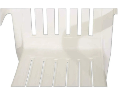 Nahaufnahme der Sitzfläche und Rückenlehne eines weißen Gartenstuhls aus Kunststoff mit vertikalen Lamellen.