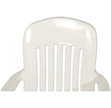 Oberteil eines weißen Gartenstuhls aus Kunststoff mit Rückenlehne mit Lamellen und Armlehnen.