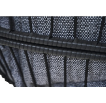 Detailaufnahme eines Gartenstuhls mit dunklem Kunststoffgeflecht und grauem Webstoff.