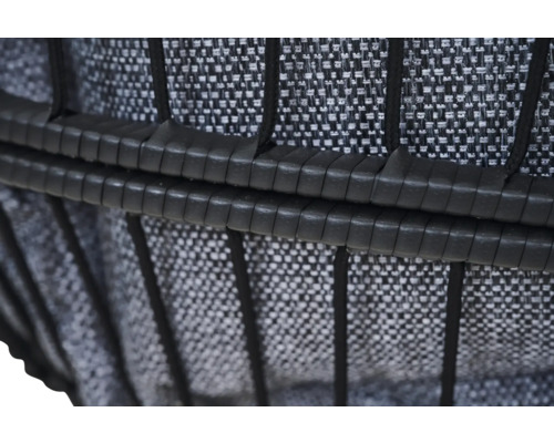 Detailaufnahme eines Gartenstuhls mit dunklem Kunststoffgeflecht und grauem Webstoff.