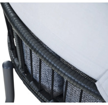 Nahaufnahme eines Gartenmöbels mit anthrazitfarbenem Polyrattan-Geflecht und hellen Polstern.